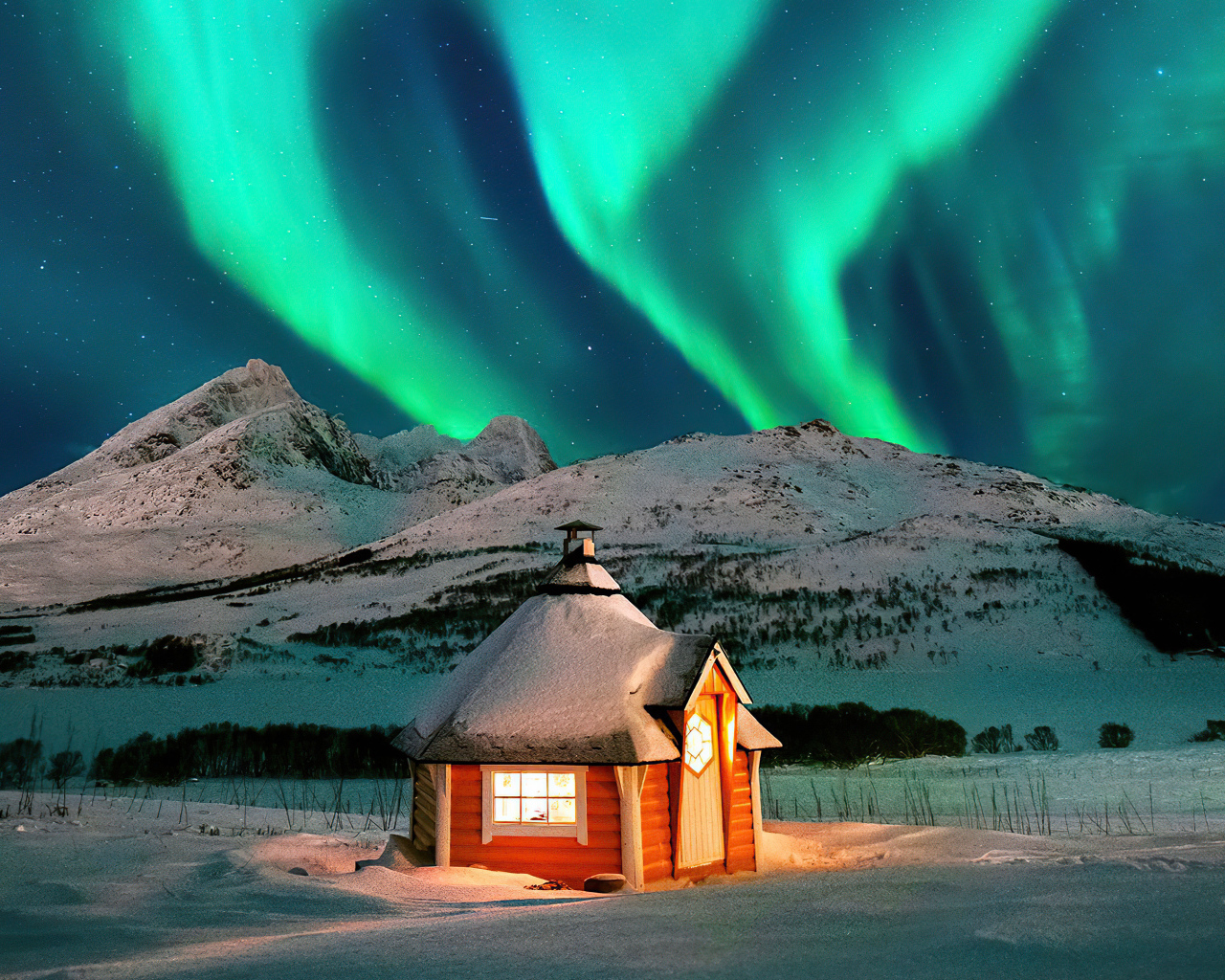 Зеленое полярное сияние над домом в заснеженных  горах