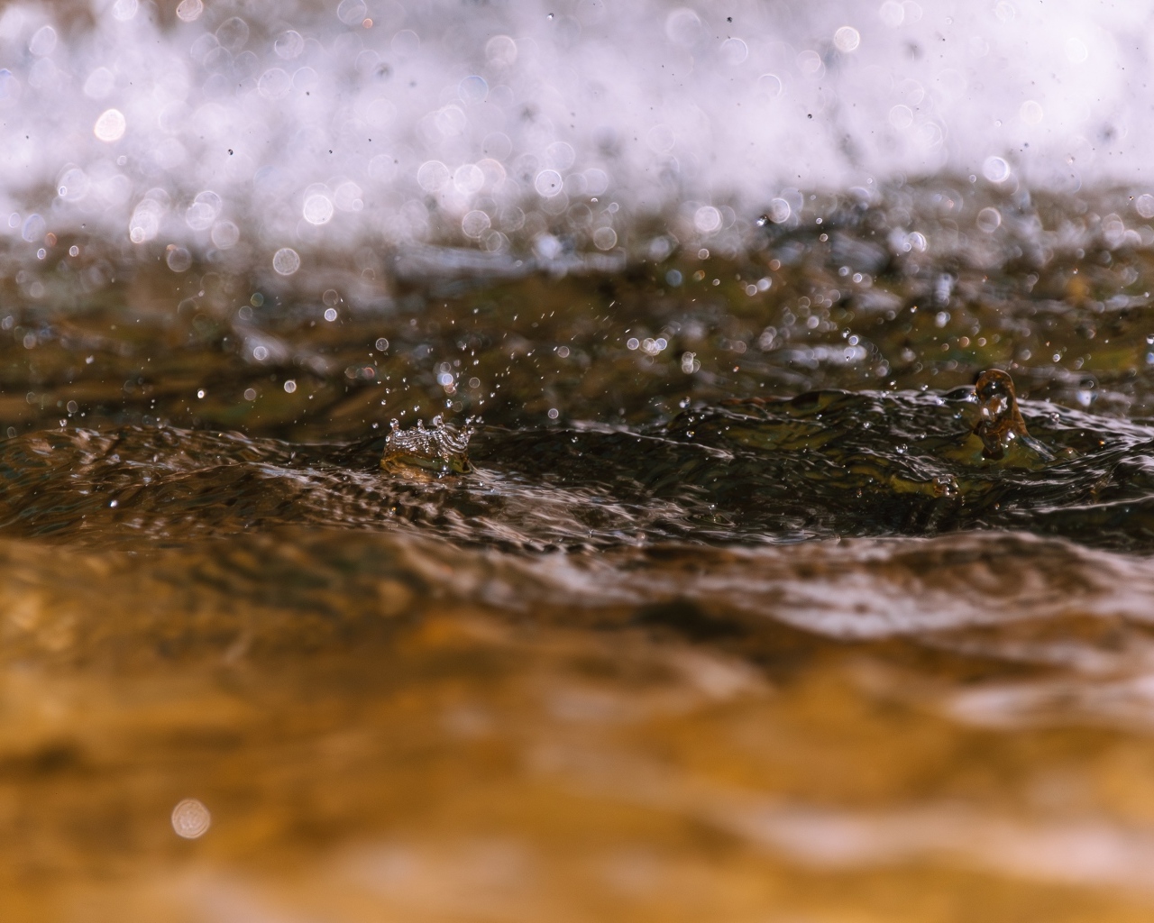 Сильные капли дождя падают в воду