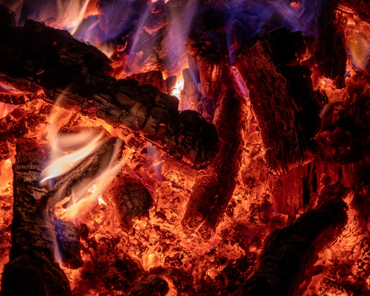 Раскаленные дрова в костре