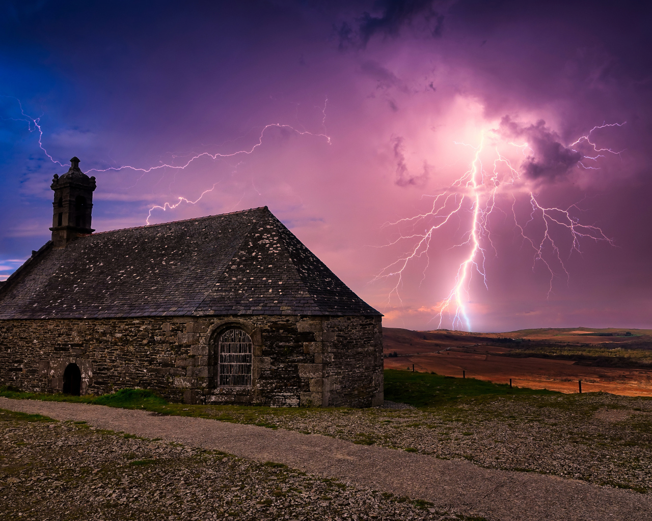 Молния ударила в старый разрушенный дом
