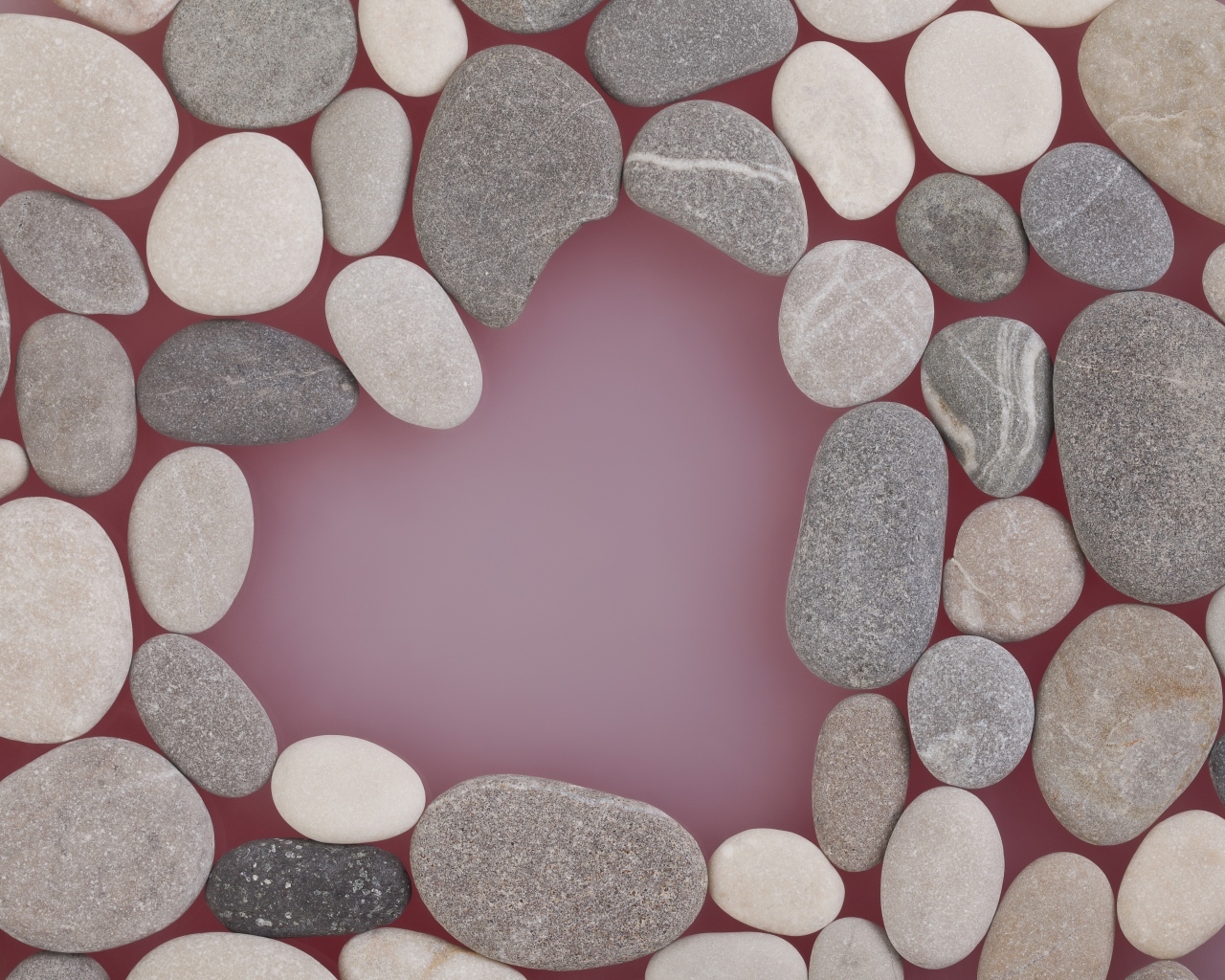 Много камней на розовом фоне