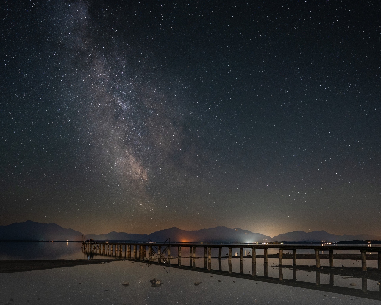 Млечный путь в небе над ночным фьордом