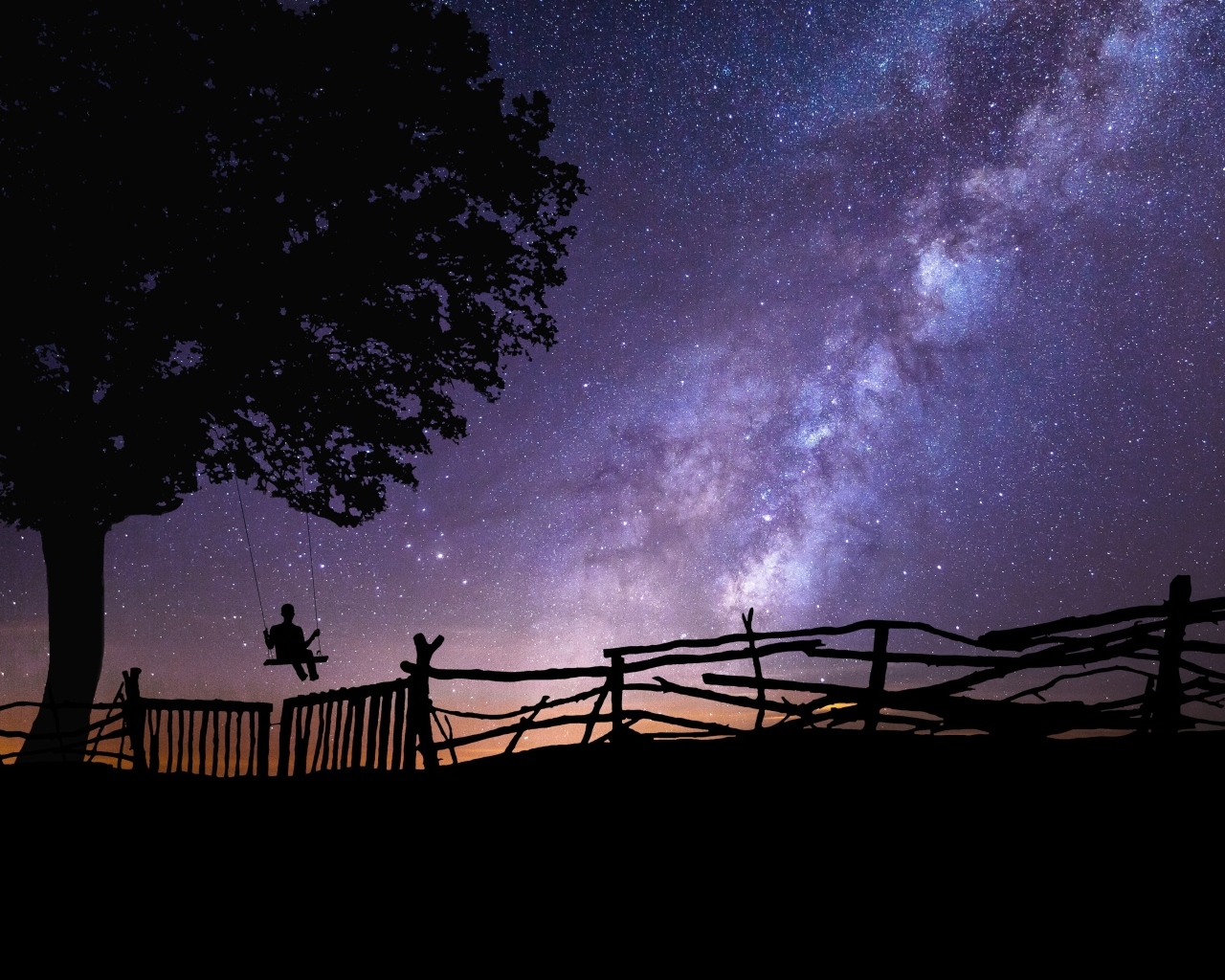 Млечный путь в небе над деревом