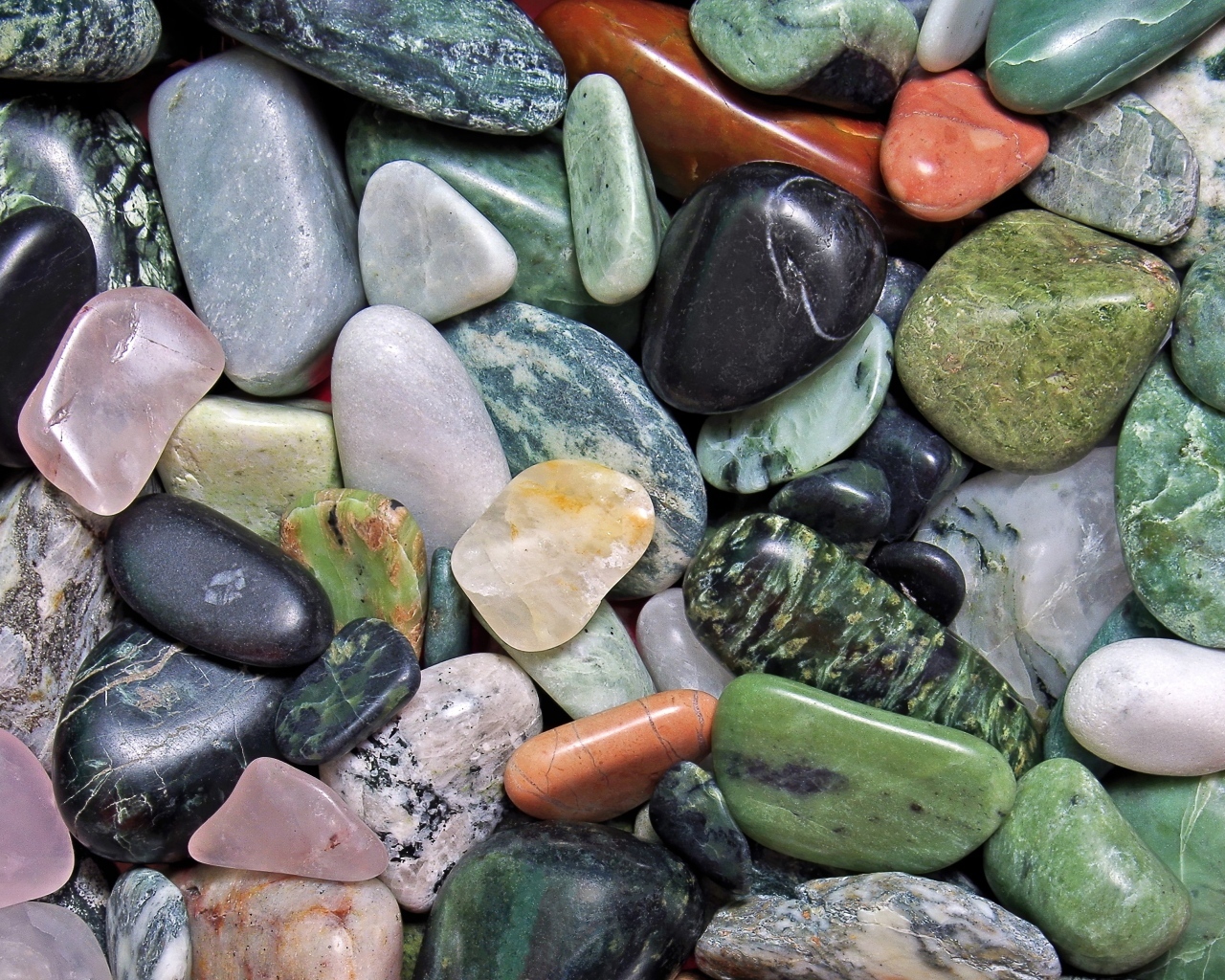 Разноцветные минералы крупным планом