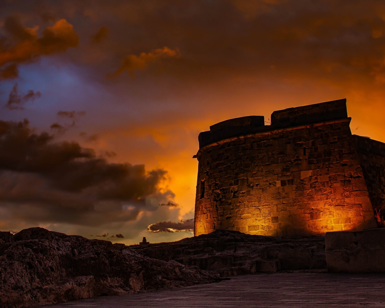 Старая крепость в свете фонарей ночью