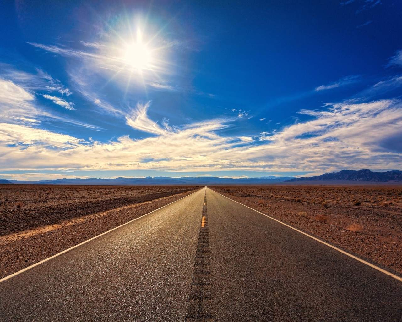 Дорога на фоне красивого голубого неба летом