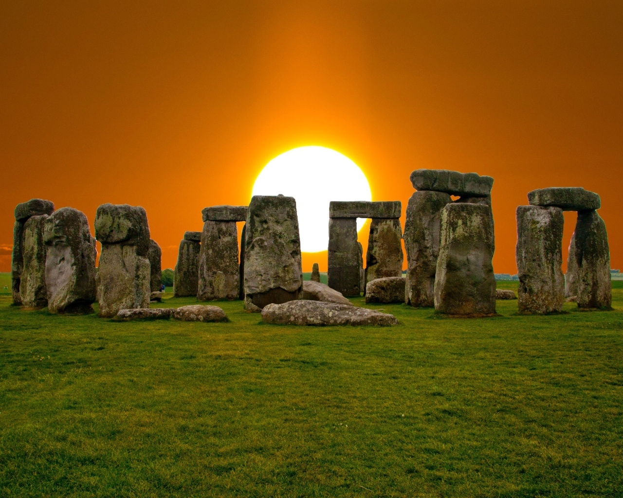 Каменное сооружение Стоунхендж на фоне солнца