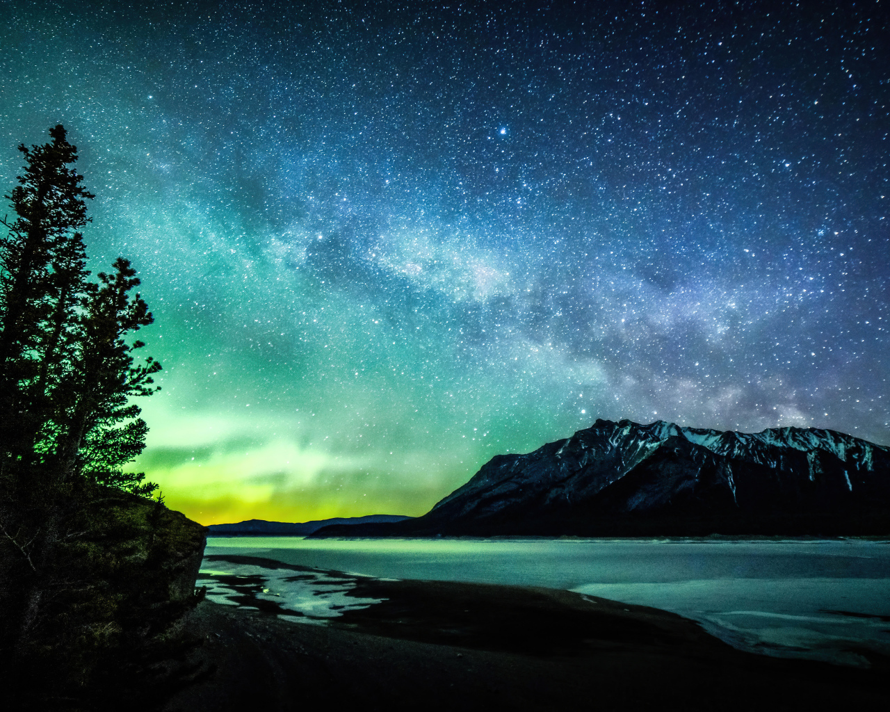 Необычное звездное небо с зеленым полярным сиянием