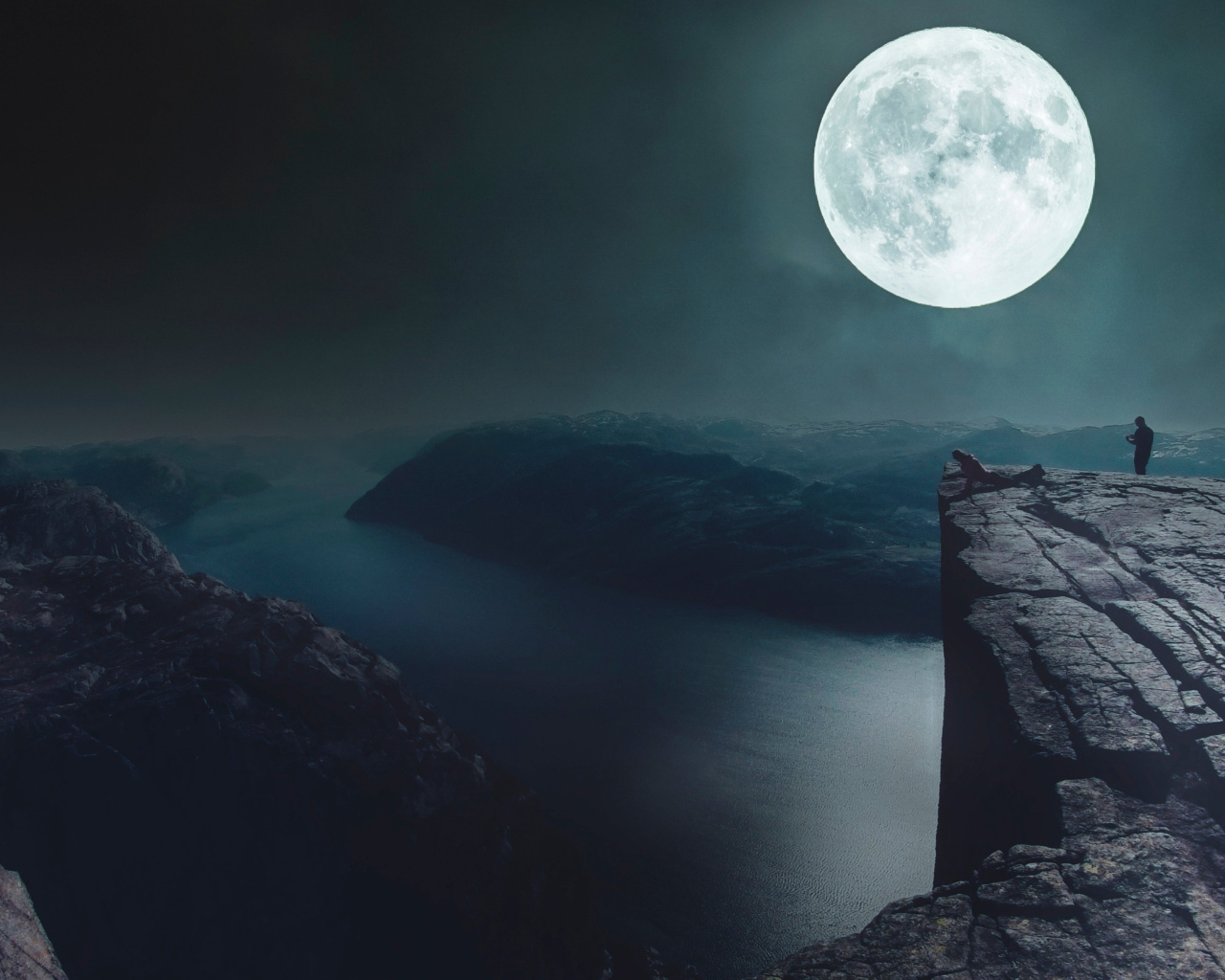 Вид на большую луну с края утеса