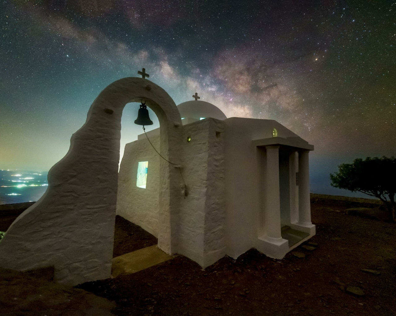 Белое здание церкви под звездным небом