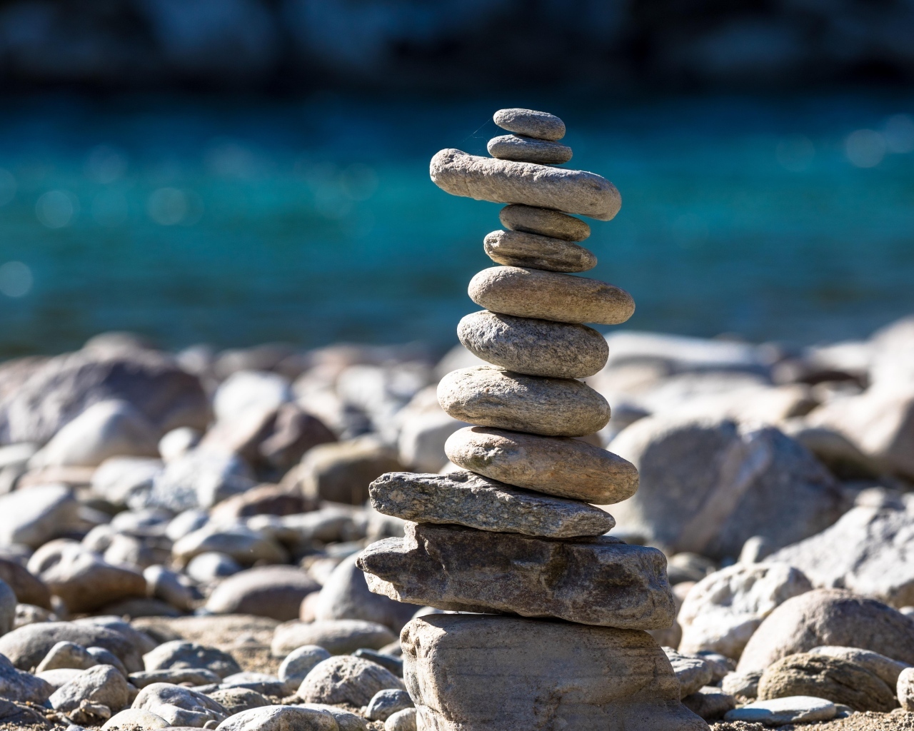 Фигура из камней на пляже