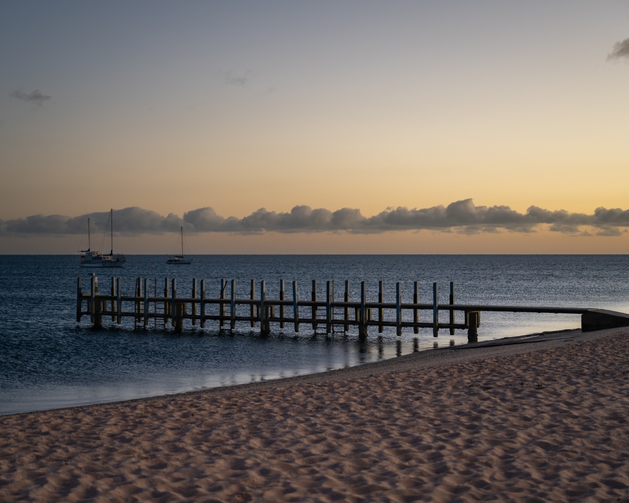 Песок на пляже у спокойного моря