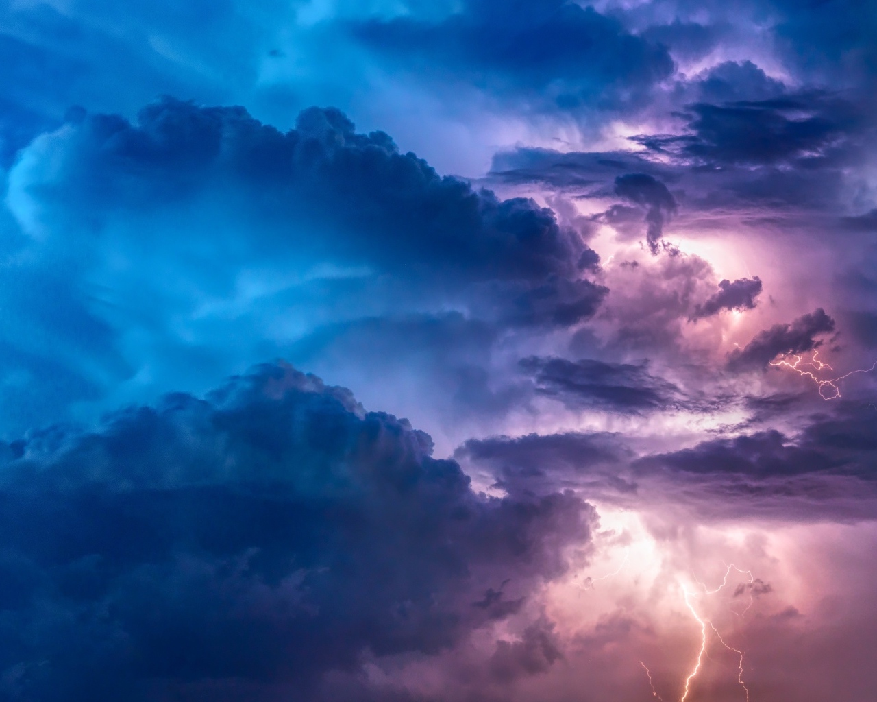 Красивое грозовое небо с молнией 