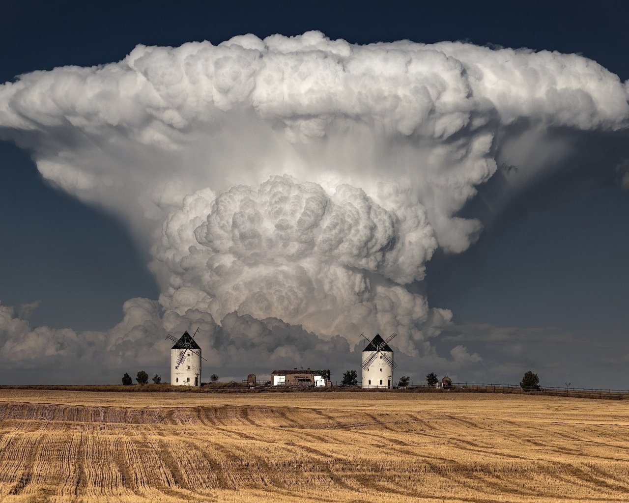 Большое белое облако над фермой