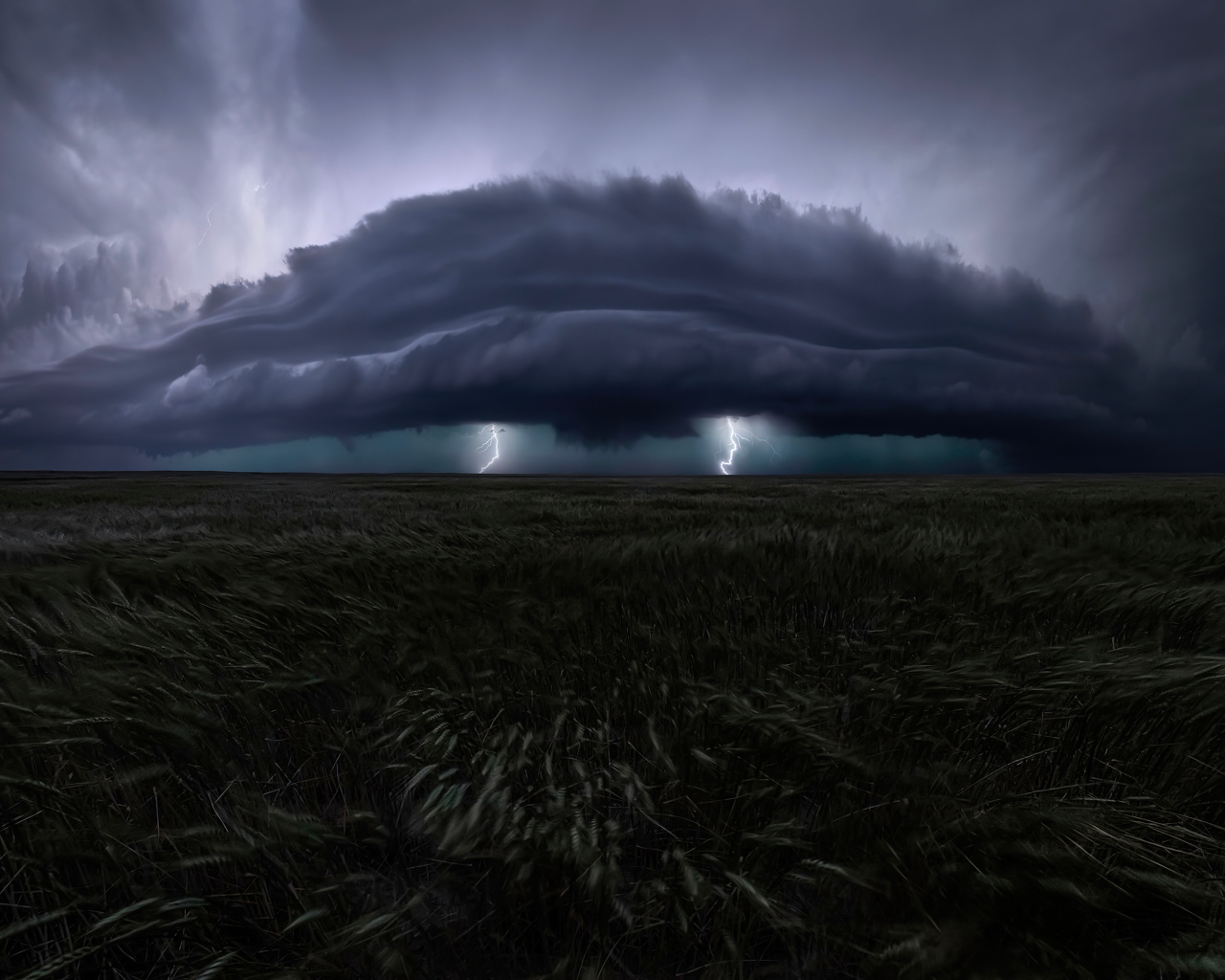 Больше грозовое облако над полем