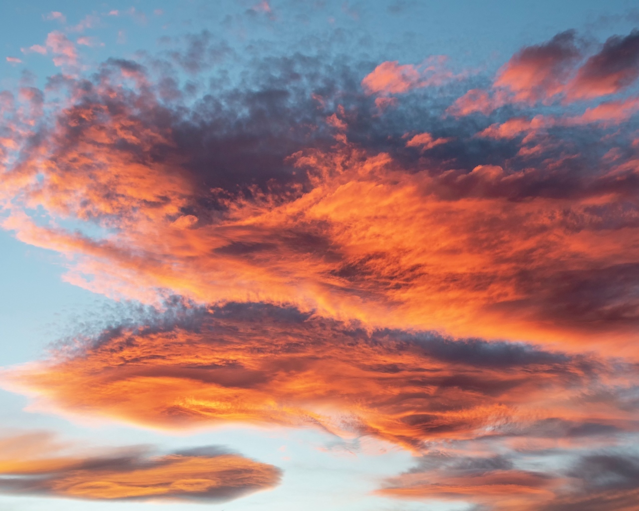 Красные облака в голубом небе