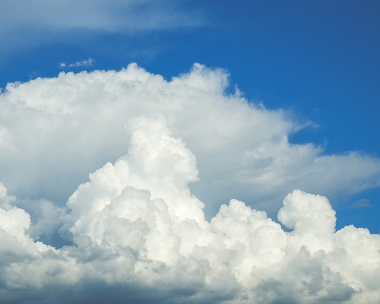 Густые белые облака в голубом небе