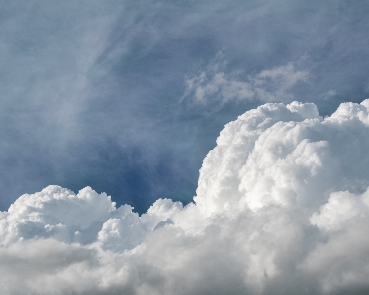 Густые белые облака в голубом небе