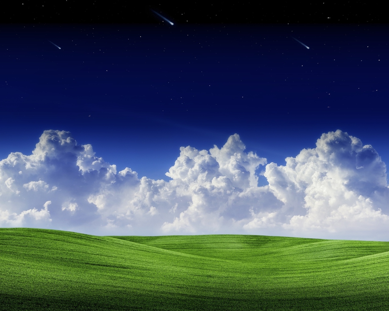 Белые облака в голубом небе над зеленым полем