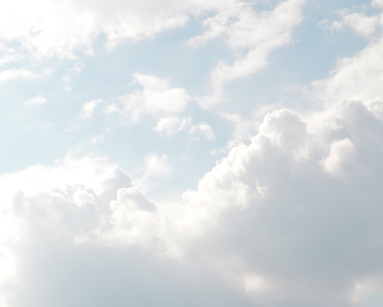 Белые пушистые облака в голубом небе