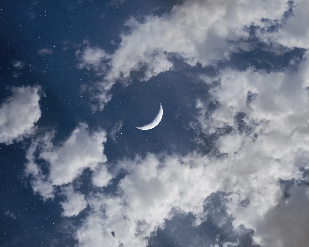 Молодой месяц в белых облаках