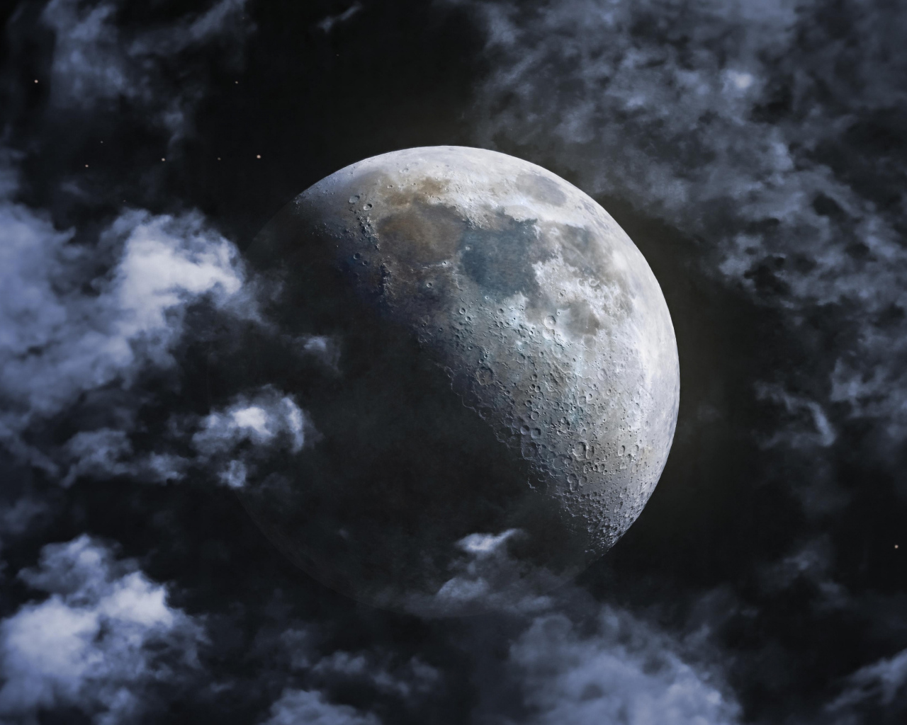 Большая луна в белых облаках