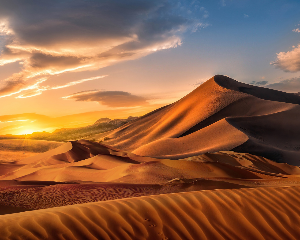 Песчаная дюна на закате солнца