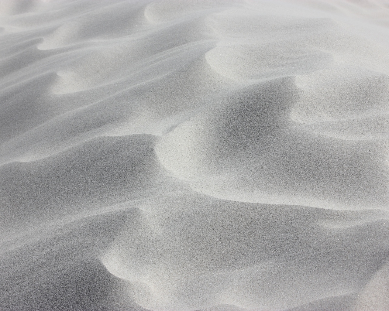 Волны на белом песке в пустыне 