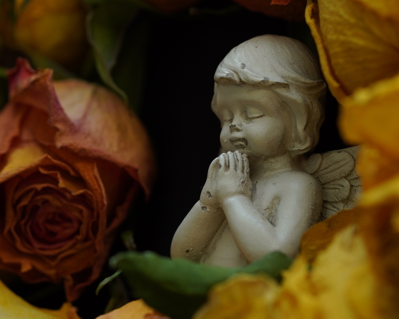 Статуэтка ангела с розами