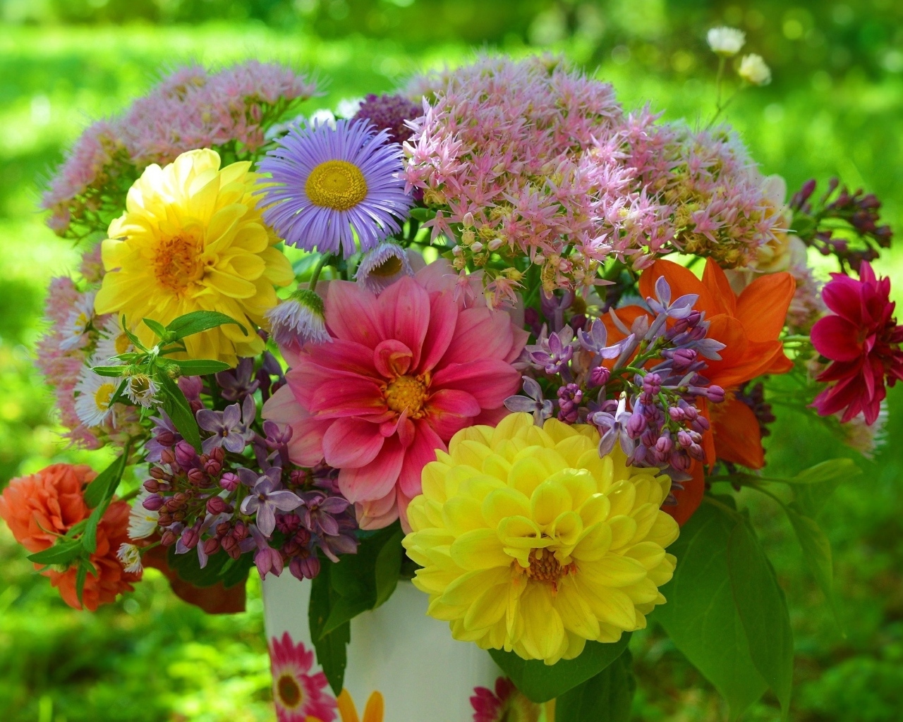 Красивый букет садовых цветов в вазе