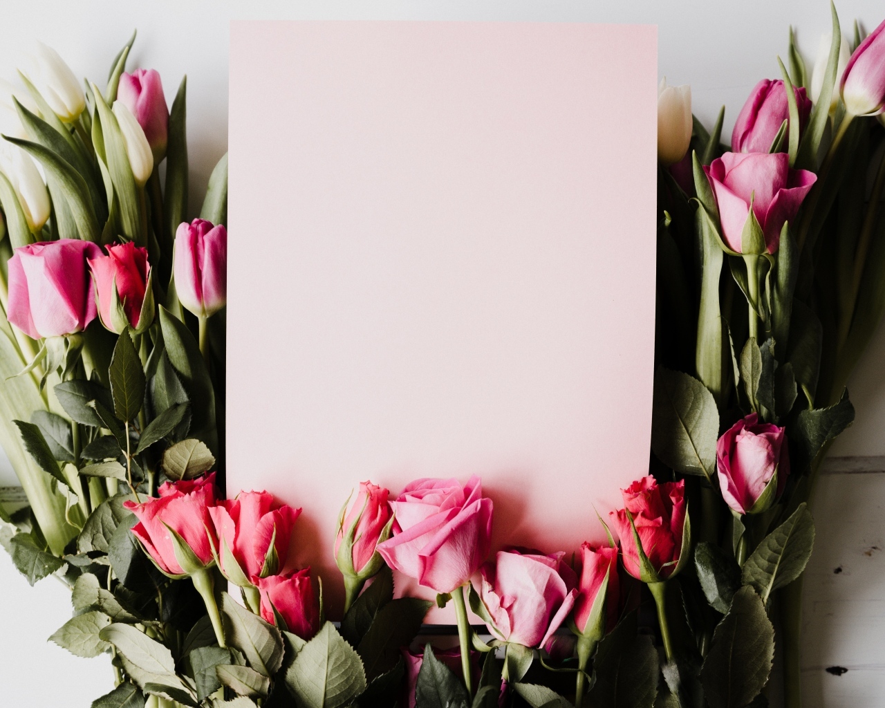 Красивый букет роз с тюльпанами и листом бумаги