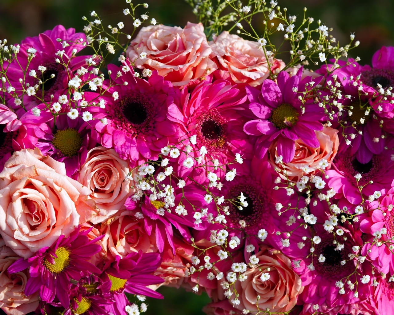 Красивый букет с розовыми розами, хризантемами и герберами