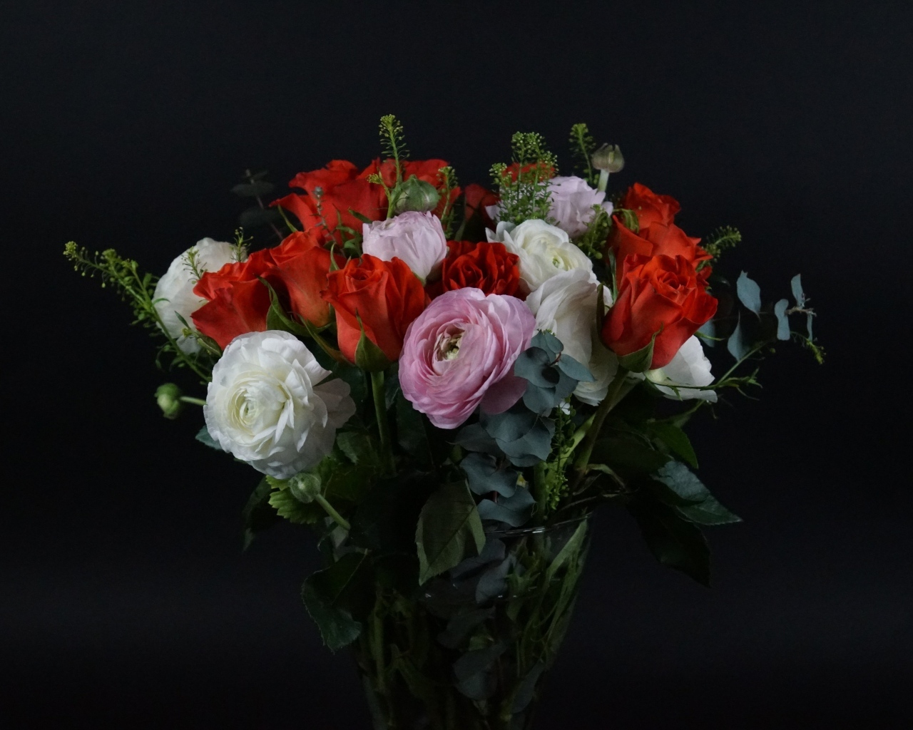 Красивый букет с цветами лютика и красной розы на черном фоне