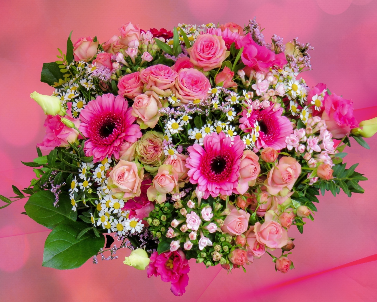 Красивый праздничный букет на розовом фоне