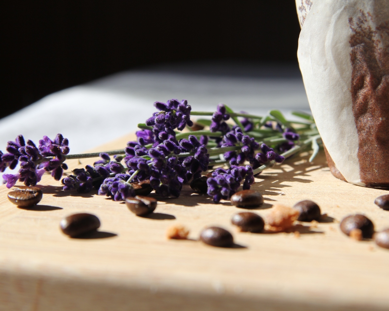 Синие цветы лаванды с зернами кофе