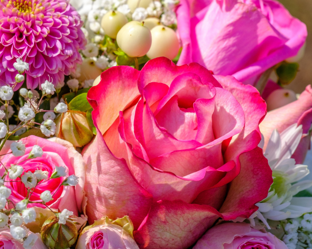 Букет красивых разных розовых цветов