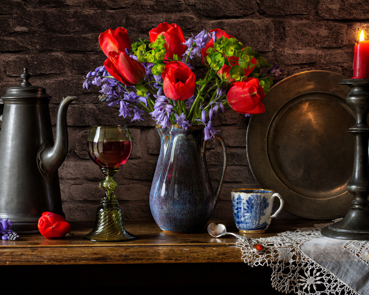 Букет цветов на столе со свечой и вином