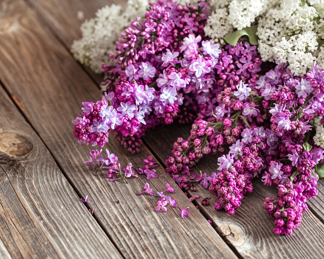 Букет сирени на деревянном столе