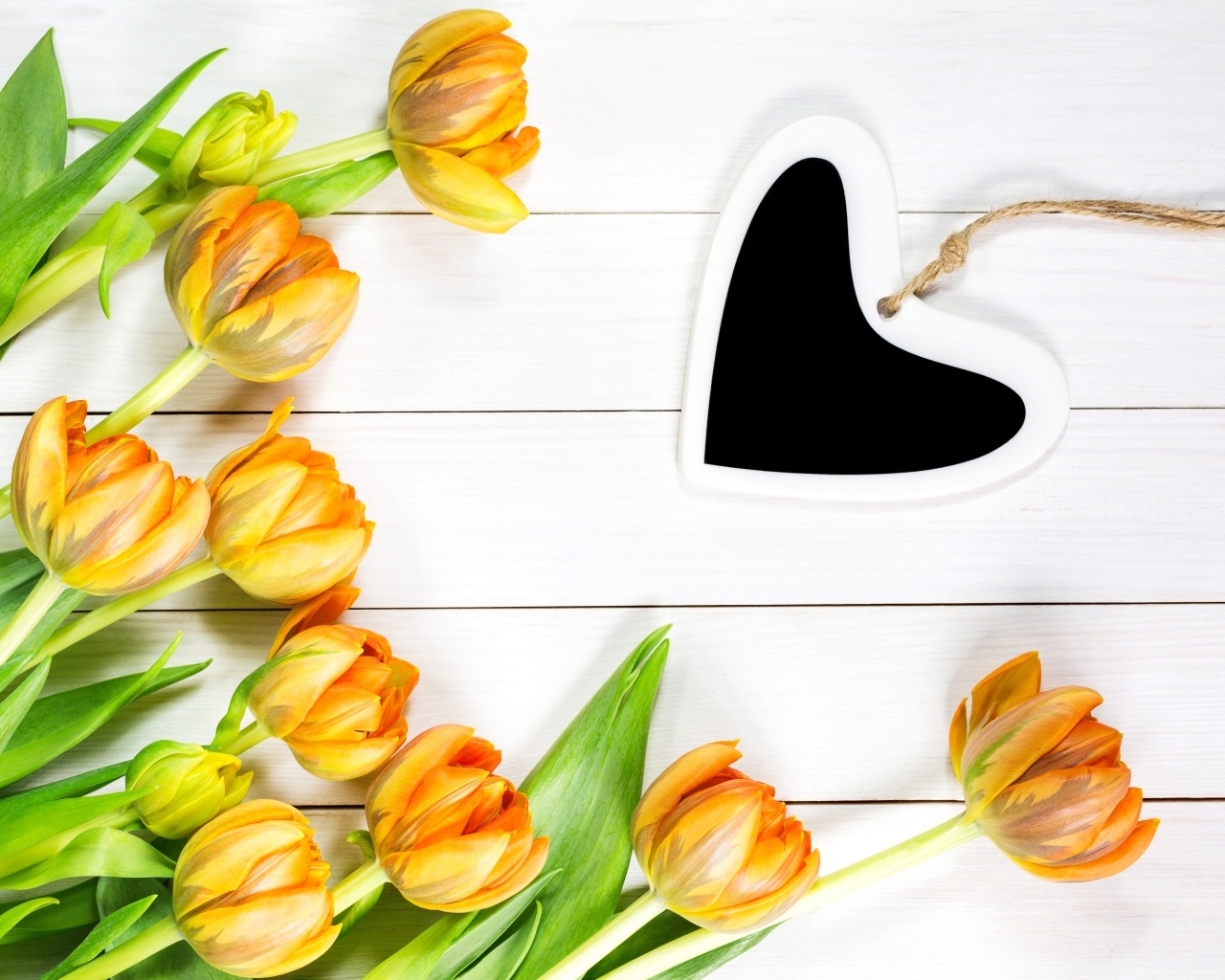 Букет оранжевых тюльпанов с сердцем на белом столе