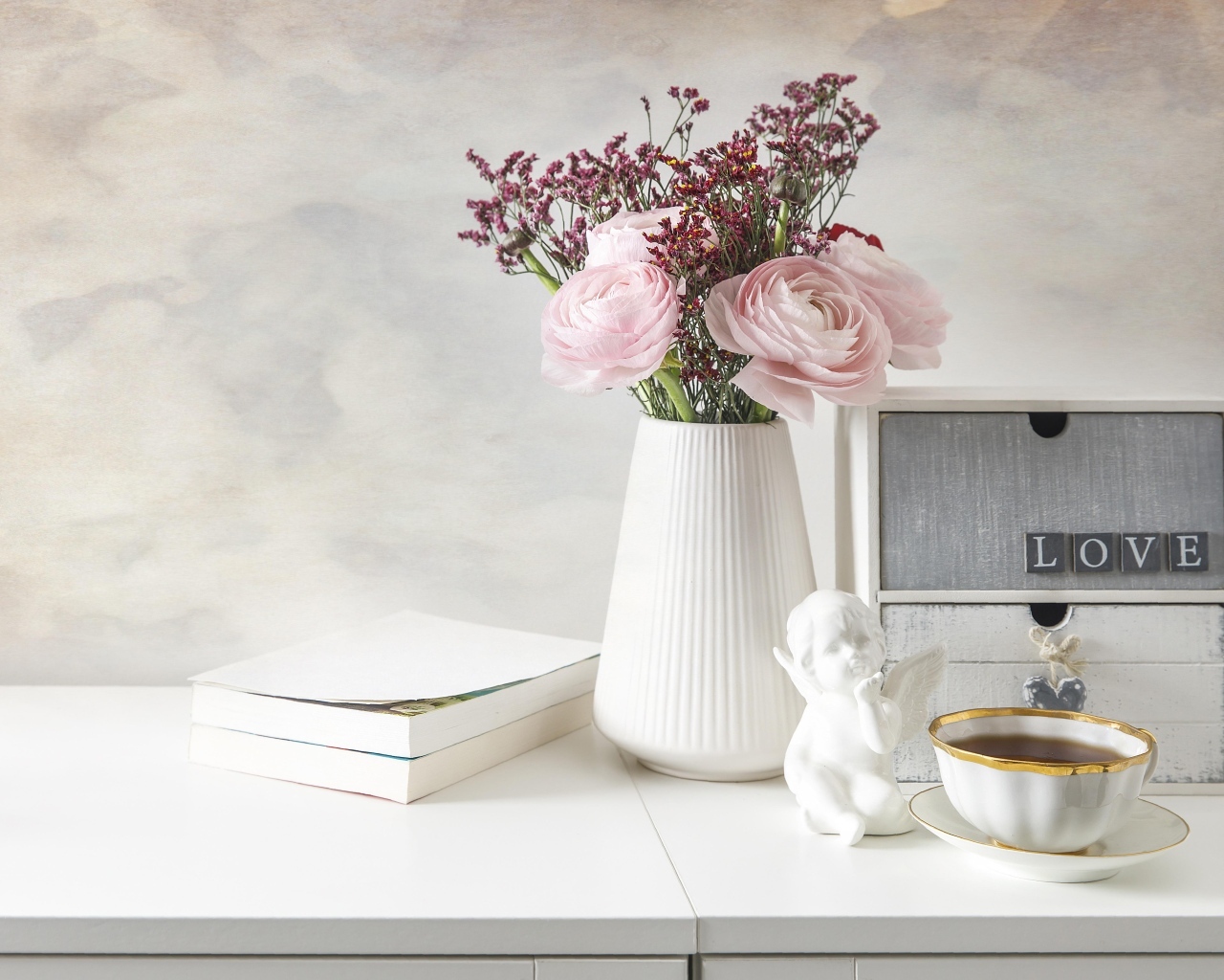 Букет розовых лютиков в вазе на столе