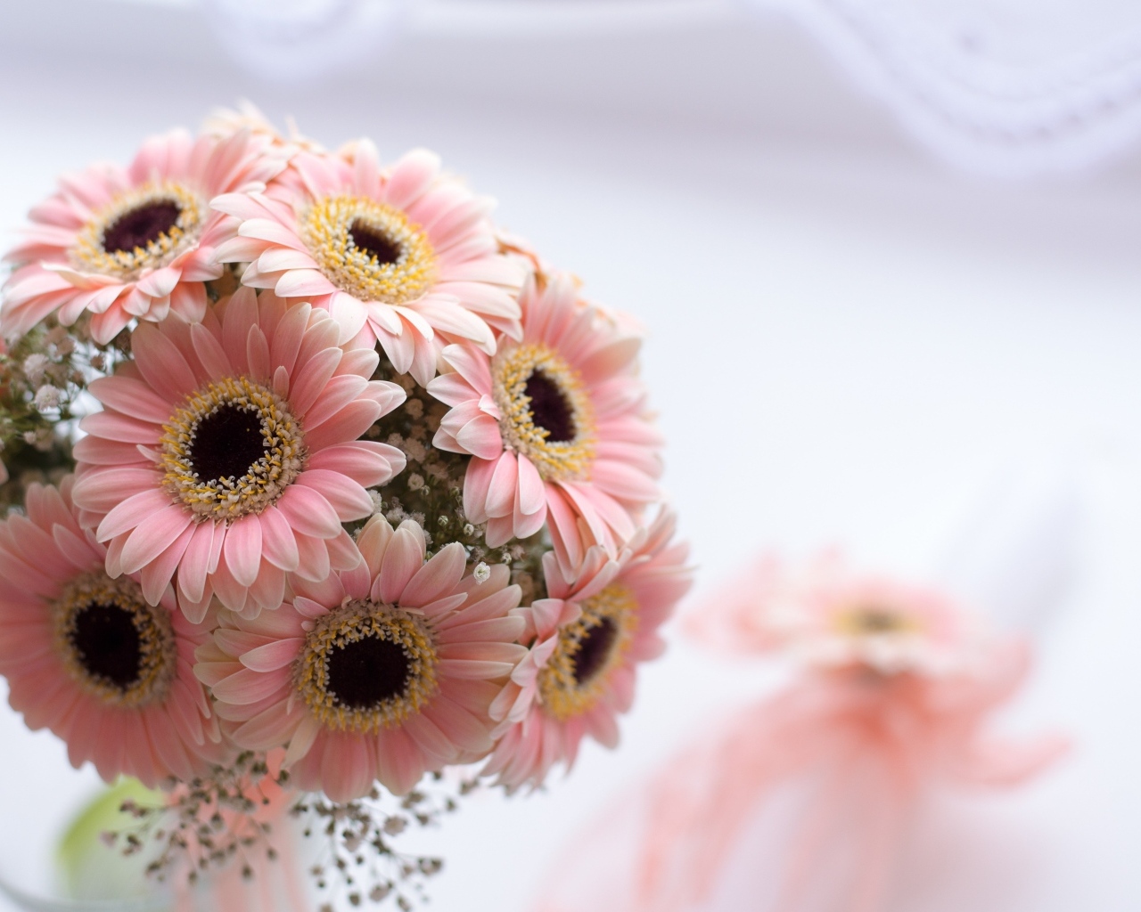 Букет розовых цветов герберы в вазе