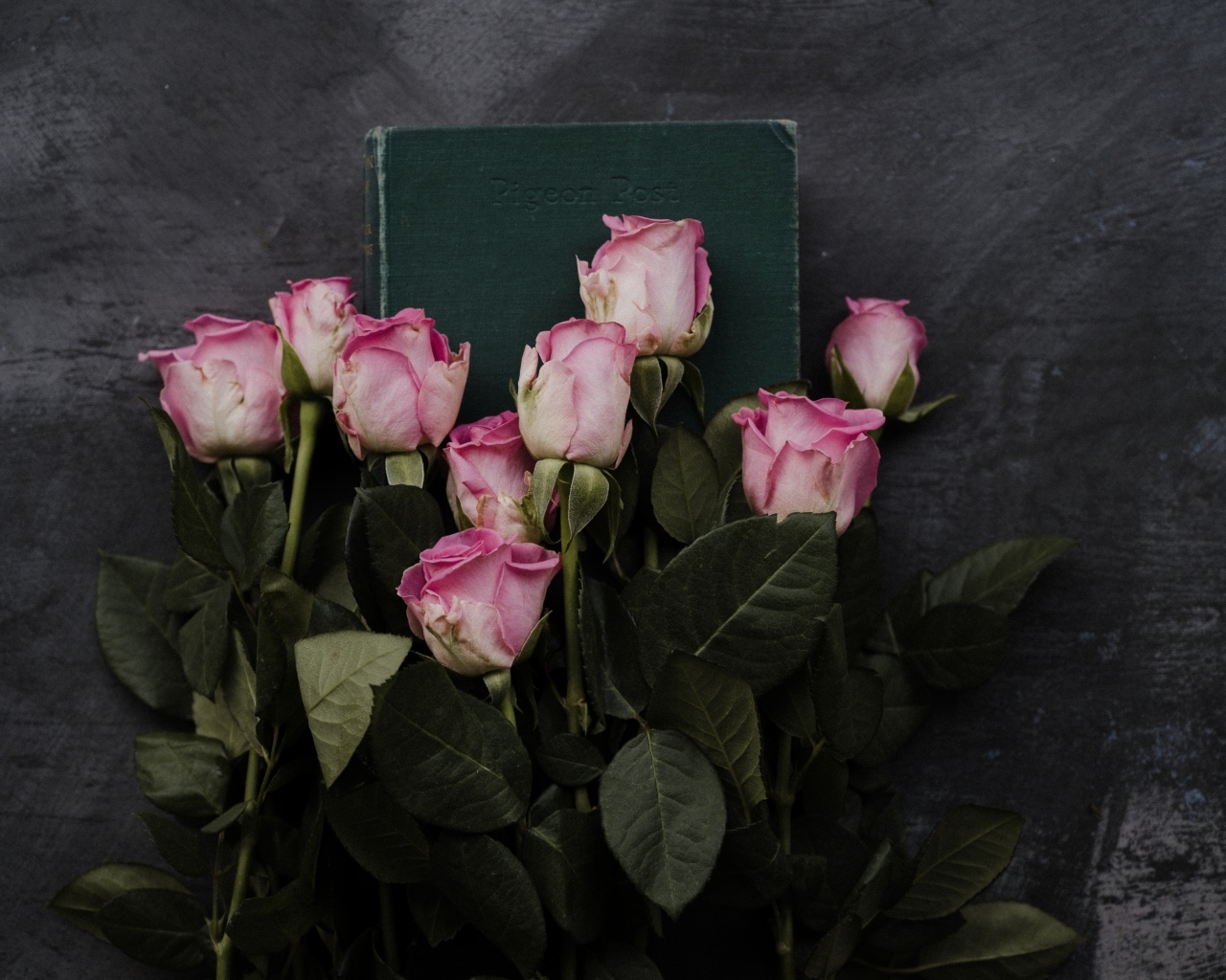 Букет розовых роз с книгой на сером столе
