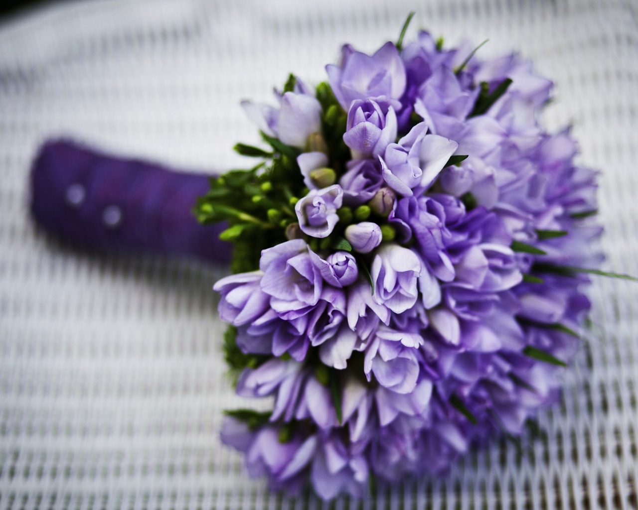 Букет фиолетовых цветов на столе 