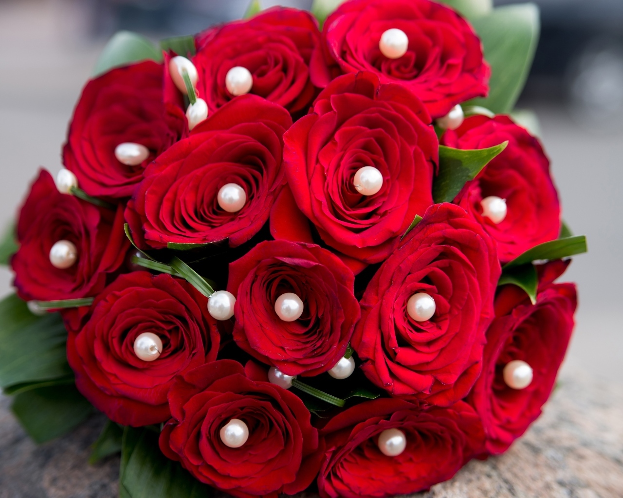 Букет красных роз с жемчугом