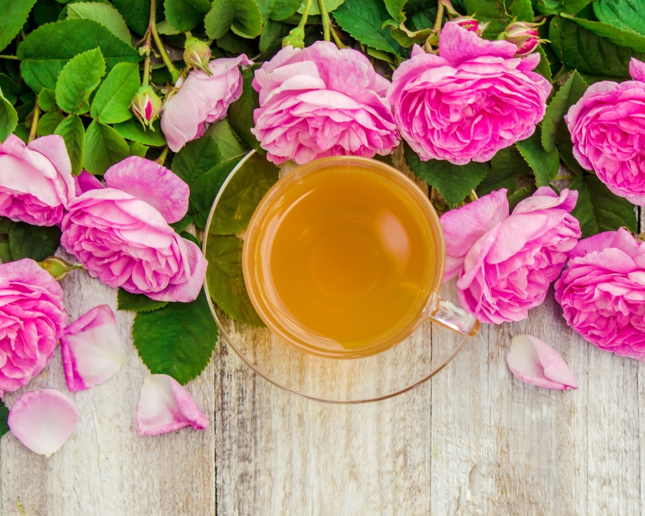 Букет роз с чашкой чая на столе