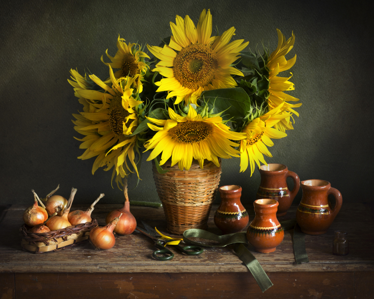 Букет цветов подсолнуха на столе с луком