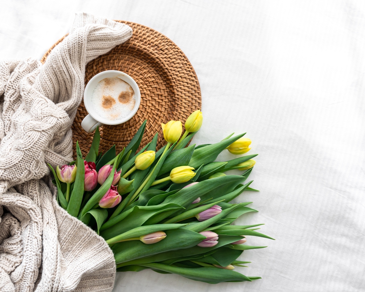 Букет тюльпанов с кофтой и чашкой кофе
