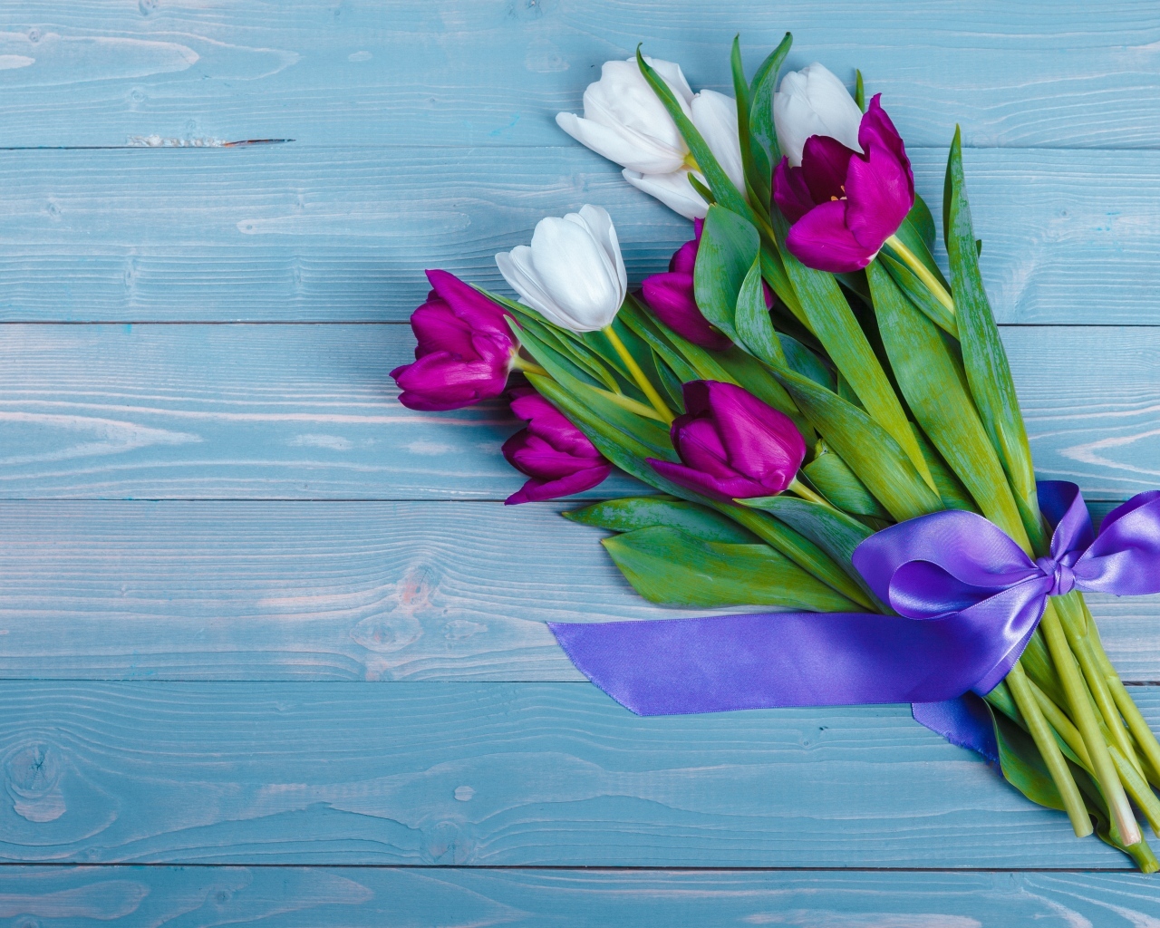 Букет белых и сиреневых тюльпанов с лентой