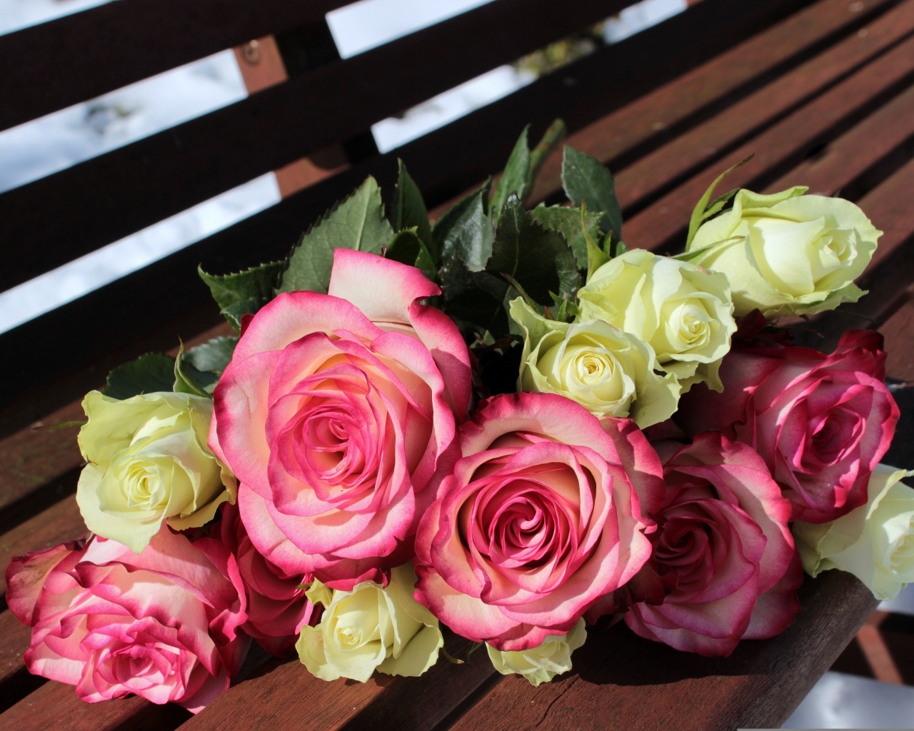 Букет белых и розовых роз на деревянной лавке