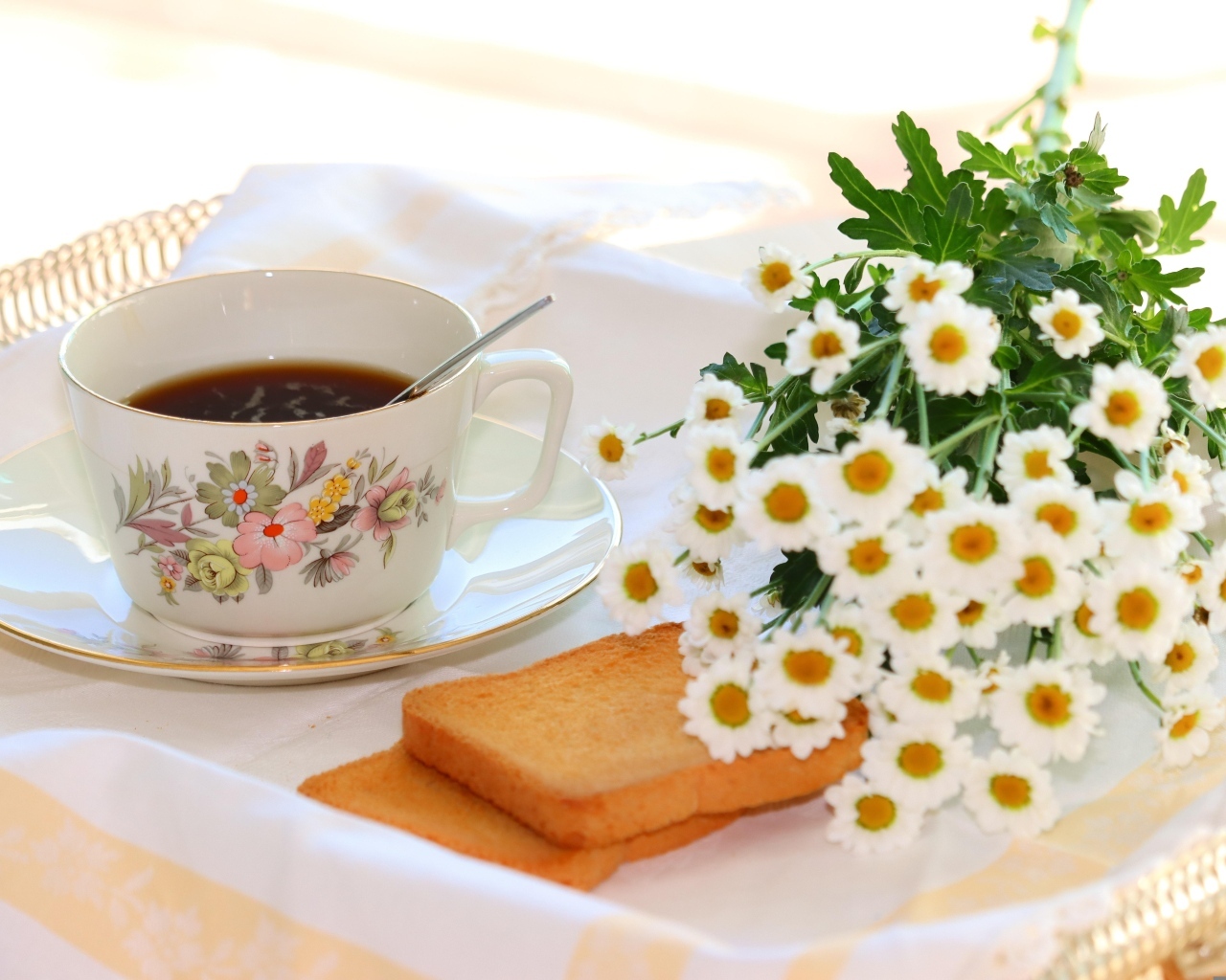 Букет белых ромашек с чашкой чая  и хлебом